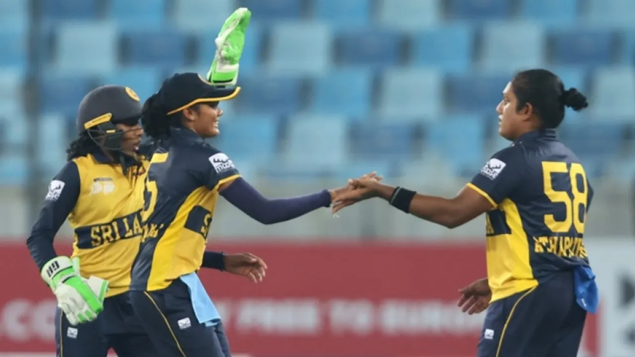 චමරිගේ වේගවත් පිතිහරඹයෙන් ශ්‍රී ලංකාවට UAEට එරෙහිව කඩුලු 9ක විශිෂ්ට ජයක්